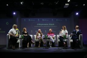 Учасники заходу "Участь жінок у відбудові України"