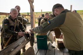 Военнослужащие