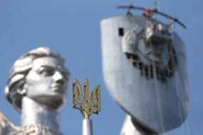 Dismantling of the Soviet coat of arms at the Motherland-Mother monument