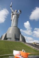 Dismantling of the Soviet coat of arms at the Motherland-Mother monument
