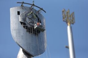 Демонтаж советского герба на монументе «Родина-мать»