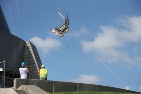 Демонтаж советского герба на монументе «Родина-мать»