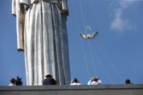Dismantling of the Soviet coat of arms at the Motherland-Mother monument