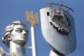 Dismantling of the Soviet coat of arms at the Motherland-Mother monument