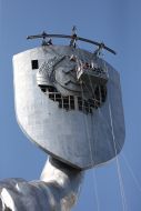 Dismantling of the Soviet coat of arms at the Motherland-Mother monument