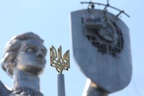 Демонтаж радянського герба на монументі «Батьківщина-Мати»