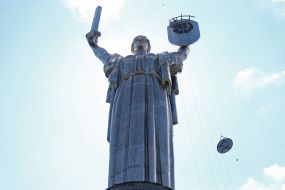 Демонтаж радянського герба на монументі «Батьківщина-Мати»