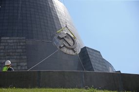 Демонтаж радянського герба на монументі «Батьківщина-Мати»
