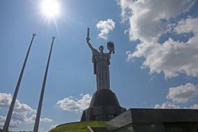 Демонтаж радянського герба на монументі «Батьківщина-Мати»