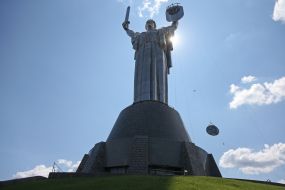 Демонтаж радянського герба на монументі «Батьківщина-Мати»