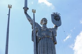Демонтаж радянського герба на монументі «Батьківщина-Мати»