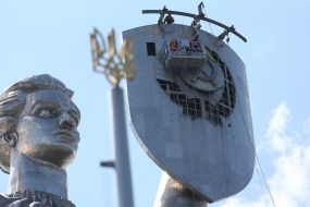 Демонтаж радянського герба на монументі «Батьківщина-Мати»