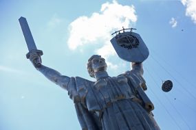 Демонтаж радянського герба на монументі «Батьківщина-Мати»