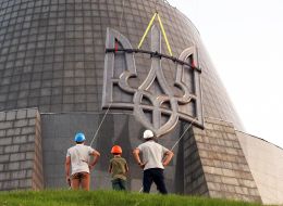 Установка тризуба на монументі «Батьківщина-Мати» в Києві