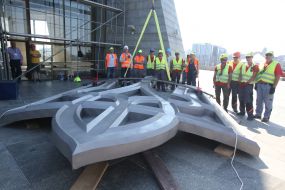 Установка тризуба на монументі «Батьківщина-Мати» в Києві