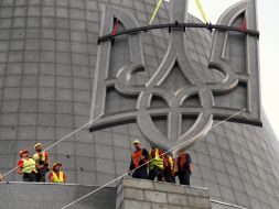 Установка тризуба на монументі «Батьківщина-Мати» в Києві