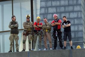 Бригада монтажників-висотників під час установки тризуба на монументі «Батьківщина-Мати» в Києві