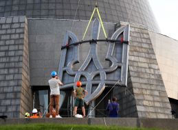 Установка тризуба на монументі «Батьківщина-Мати» в Києві