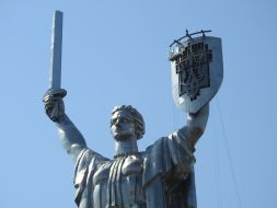 Установка тризуба на монументі «Батьківщина-Мати» в Києві