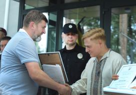 Александр Маркушин вручает Тому Палмеру памятные подарки