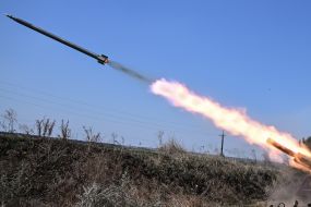 Военнослужащие стреляют в сторону врага из самодельных систем залпового огня недалеко от линии фронта в Запорожской области