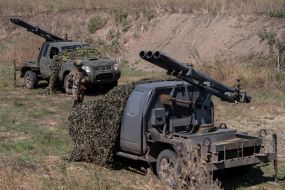 Военнослужащие стреляют в сторону врага из самодельных систем залпового огня недалеко от линии фронта в Запорожской области