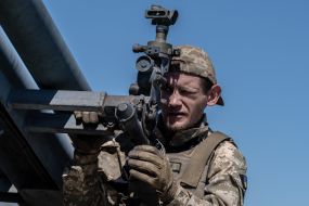 Военнослужащие стреляют в сторону врага из самодельных систем залпового огня недалеко от линии фронта в Запорожской области