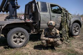Военнослужащие стреляют в сторону врага из самодельных систем залпового огня недалеко от линии фронта в Запорожской области