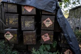 Боеприпасы на позициях недалеко от линии фронта в Запорожской области