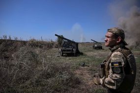 Военнослужащие стреляют в сторону врага из самодельных систем залпового огня недалеко от линии фронта в Запорожской области