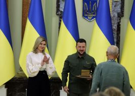 Volodymyr Zelenʹkyy, Olena Zelenska, Fuminori Tsuchiko