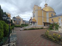 Церковь и монастырь святых апостолов Петра и Павла УГКЦ