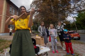 A volunteer girl plays the violin in the city of Izium (Kharkiv region)