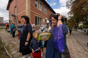 Local residents received volunteer help in the town of Izyum