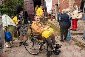 Local residents received volunteer help in the town of Izyum