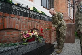 Military during the laying of flowers at the memorial to the soldiers who died in the fight for Ukraine