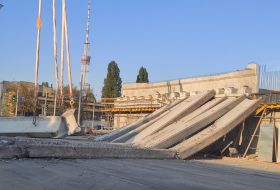 У Києві обвалився Дегтярівський міст