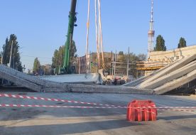 У Києві обвалився Дегтярівський міст