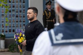 Владимир Зеленский возложил цветы к Стене памяти