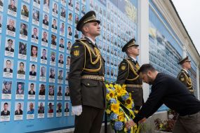 Владимир Зеленский возложил цветы к Стене памяти