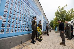 Владимир Зеленский возложил цветы к Стене памяти
