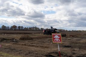 Комбайн, що підірвався на міні, на сільськогосподарському полі