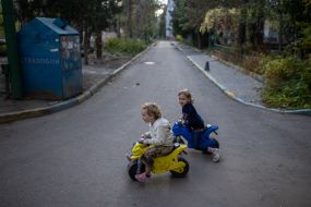 Children on joggers in the yard of a residential building in the Ostriv district of Kherson