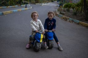 Children on joggers in the yard of a residential building in the Ostriv district of Kherson