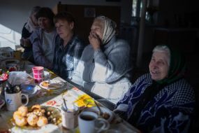 Women sit at a table in a house (Ostriv district) in Kherson