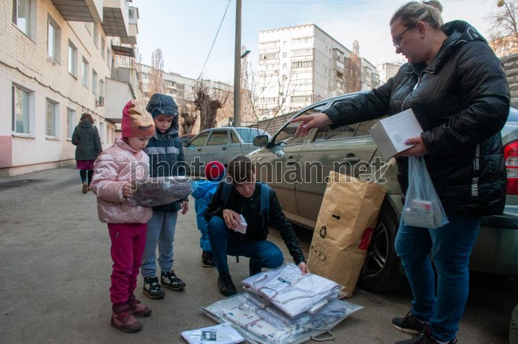 Фото Девушка гуляет по улицам города