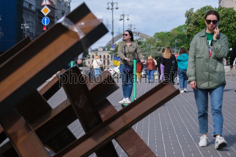 Голые женщины гуляют по городу