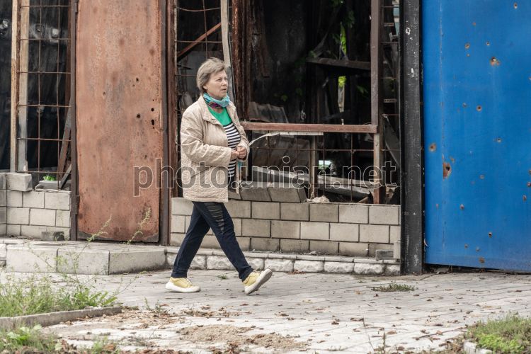 Что за женщина в Омске ходит зимой в шортах и топике по улице - 18 февраля - НГСру