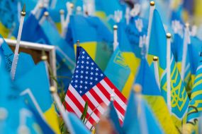 Прапорці України та прапорець США