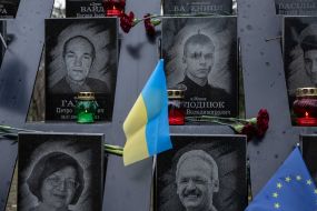 Flags of the European Union and flags of Ukraine next to photos of the heroes of the Heavenly Hundred in Kyiv
